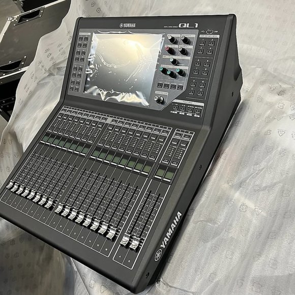 Yamaha QL1 (Contact me) - Picture 1 of 4